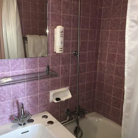 The Old Ravel Centre 2*