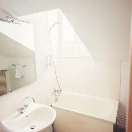 The Old Ravel Centre Hotel